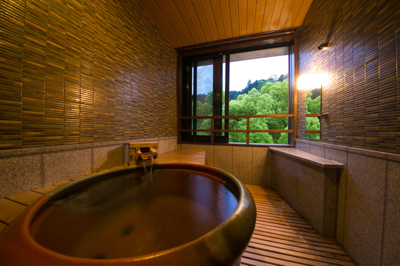A modern Japanese-Western style room featuring a bath with a viewかすみ・朝霧