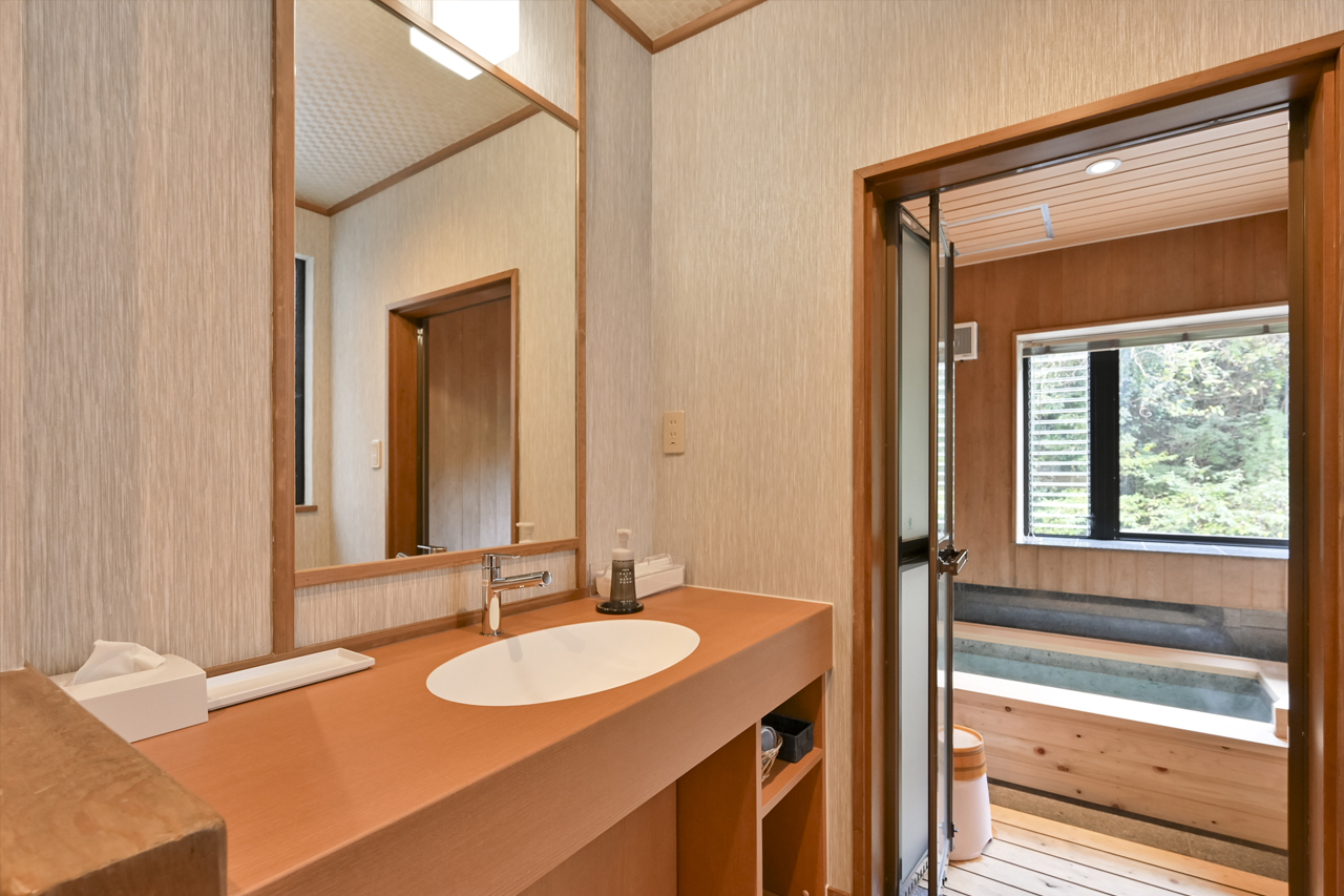 Room with indoor hot spring bath Nishiyama