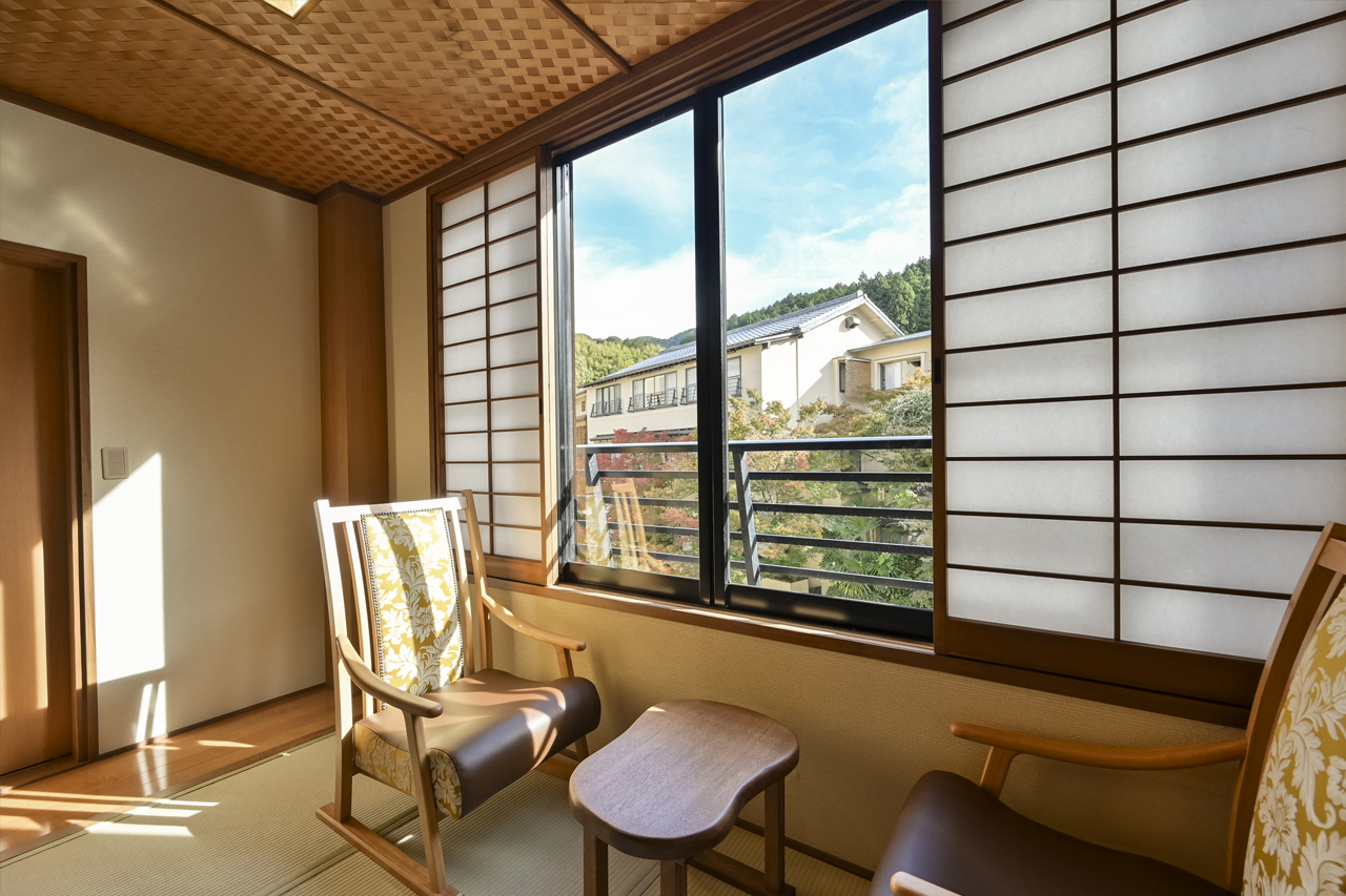 Japanese-style room with bed Shirakikan Room